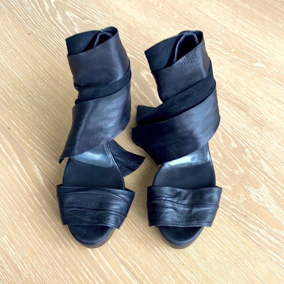 Vera Wang Designer Shoes, size 9 - Picture 3 of 8